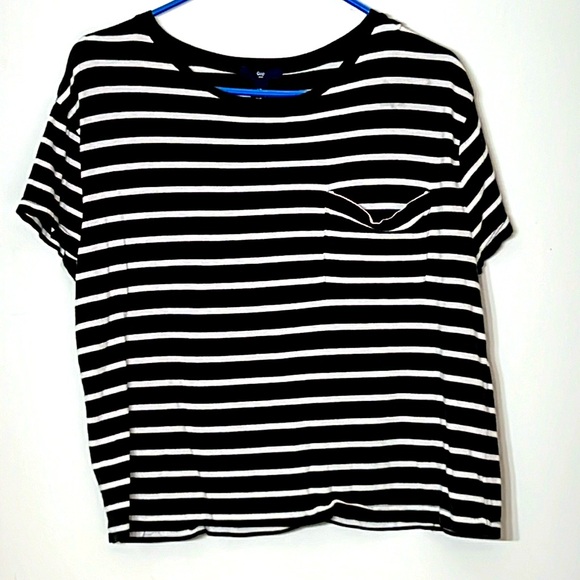 GAP Tops - 🌞 Gap black & white short sleeve breast pocket oval neck tee M